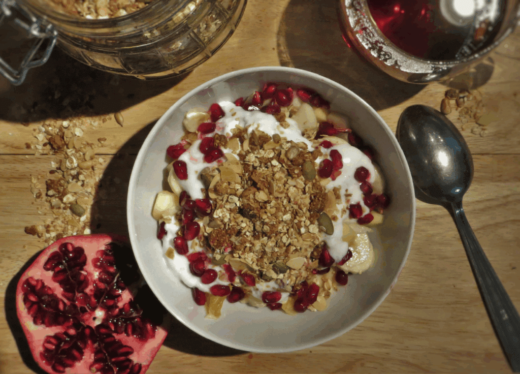 Gezond ontbijten met huisgemaakte granola en geitenyoghurt