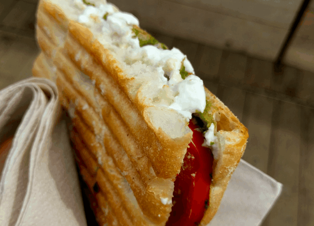 Zuiderse pesto-panini met geitenkaas