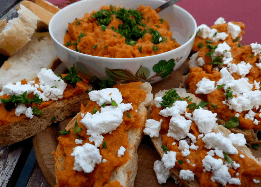 Zoete aardappelspread en verse geitenkaas